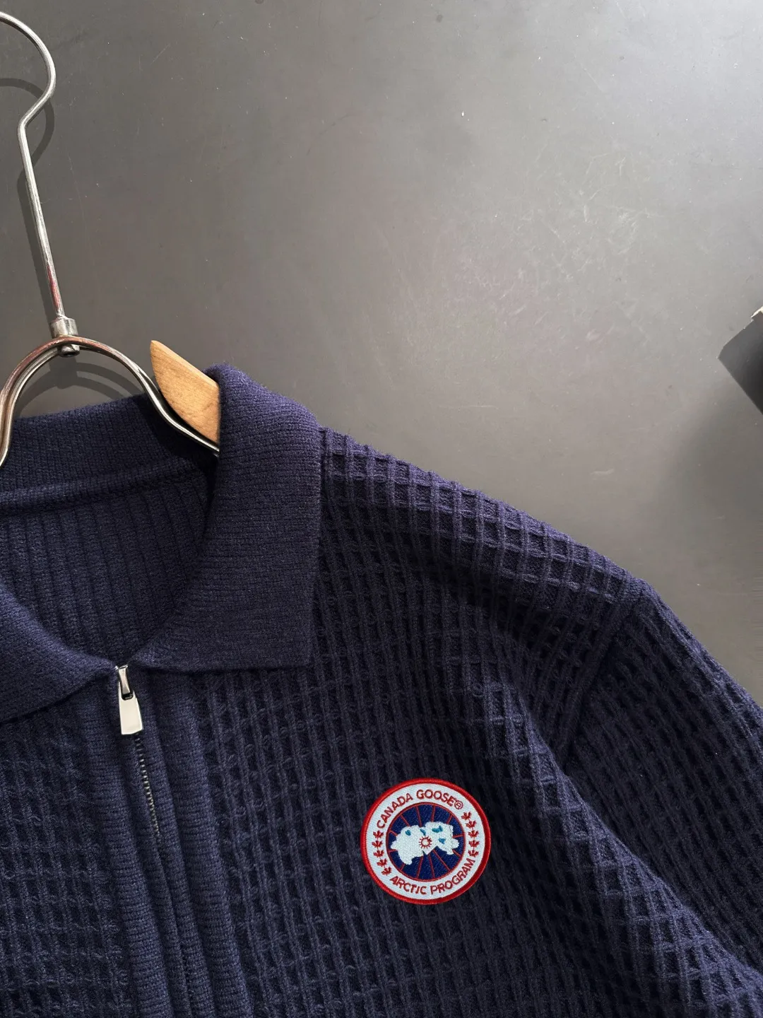 Next day shipping P460 Big Goose 2025 official website latest winter sweater, popular items are on sale at the counter simultaneously! Specially made of wool blended fabric. It feels comfortable and can be directly in contact with the skin. The logo badge is exquisitely embroidered, which is extremely eye-catching! The details highlight the fashionable charm of big brands. Exquisite workmanship. Three-dimensional cutting style. The wearing effect is invincible and handsome! All three standards are complete! Size: M-3XL